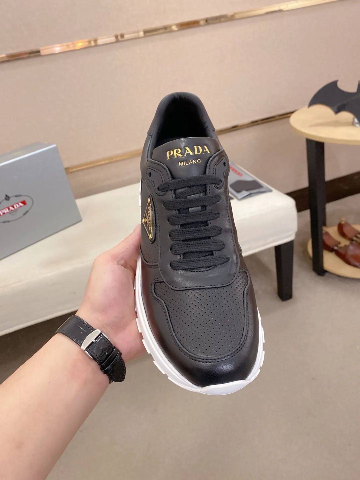 Men's shoes 💰 580💰 ✔️✔️✔️High-quality new PRADA counters are launched at the same time. The new men's shoes and 😘fabrics are selected from imported first-layer cowhide and are made by pure handcrafts. Lining: Full cowhide lining. 👍🏿 High-end ☄️ air-cushion molded anti-slip rubber outsole, exquisite lines, simple and elegant, comfortable and high-end for leisure travel. Code number: 38 to 44 (45 can be customized and cannot be returned or exchanged)